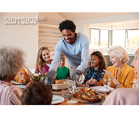 
                Zuhause, Familie, Generationen, Multikulturell, Mittagessen                   