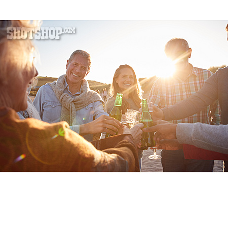 
                Alkohol, Abendstimmung, Anstoßen, Familienurlaub, Familientreffen                   