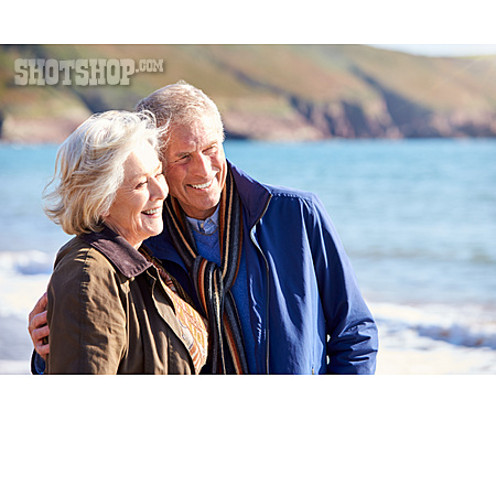 
                Liebe, Strandspaziergang, Seniorenpaar                   