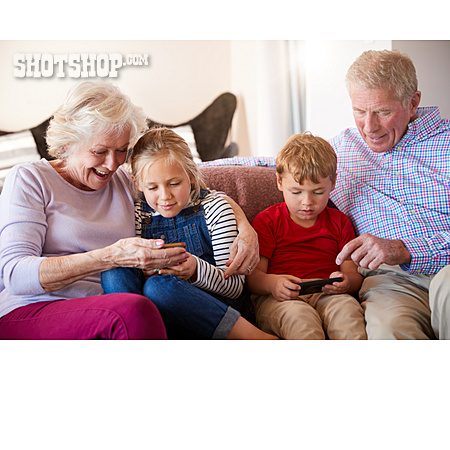 
                Großeltern, Smartphone, Enkelkinder, Streamen                   