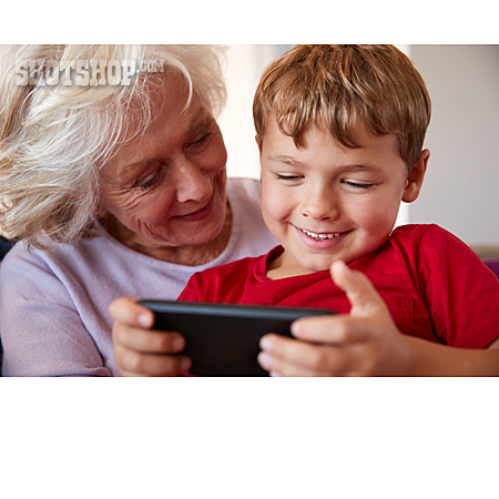 
                Großmutter, Enkel, Zuhause, Smartphone                   