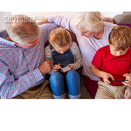 
                Großeltern, Smartphone, Computerspiel, Enkelkinder                   