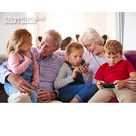 
                Zuhause, Großeltern, Smartphone, Enkelkinder                   