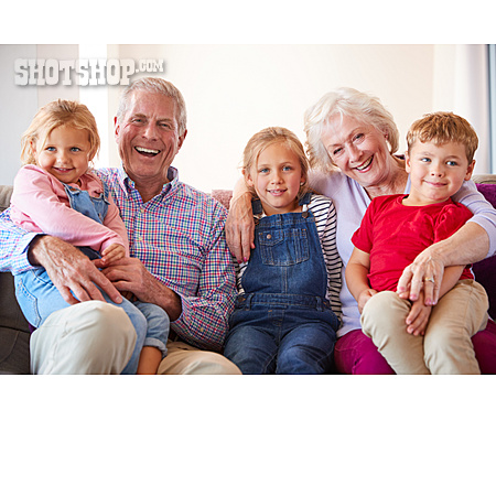 
                Großeltern, Gruppenbild, Enkelkinder                   