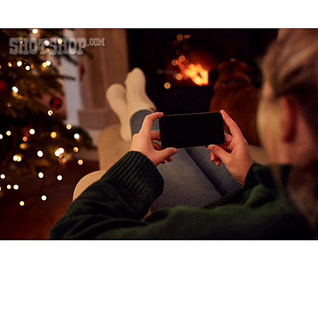 
                Zuhause, Weihnachten, Lesen, Smartphone                   