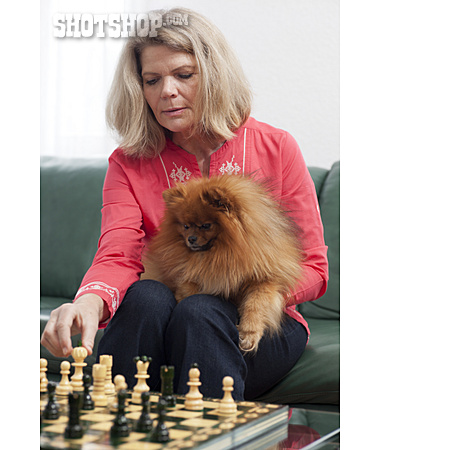 
                Frau, Hund, Schach, Brettspiel                   