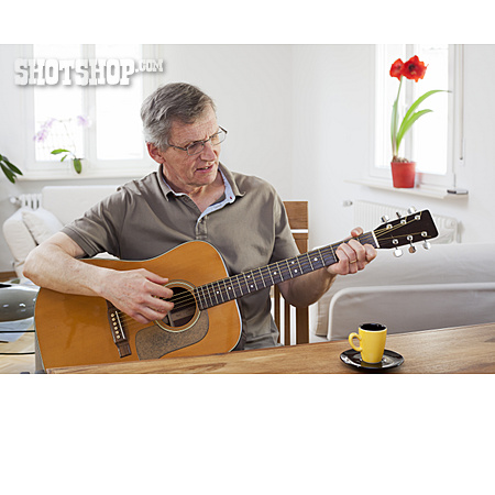 
                Mann, Zuhause, Gitarre Spielen                   