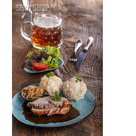 
                Abendessen, Schweinebraten, Bayerische Küche                   