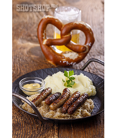 
                Sauerkraut, Weizenbier, Kartoffelbrei, Nürnberger Würstchen                   
