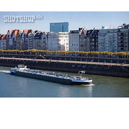 
                Düsseldorf, Rhein, Frachtschiff                   