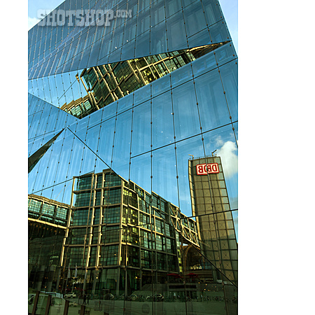 
                Spiegelung, Glasfassade, Hauptbahnhof                   
