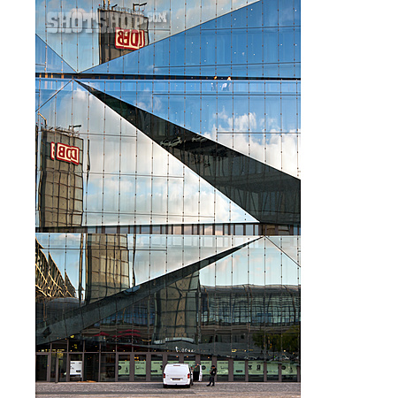 
                Spiegelung, Glasfassade, Hauptbahnhof                   