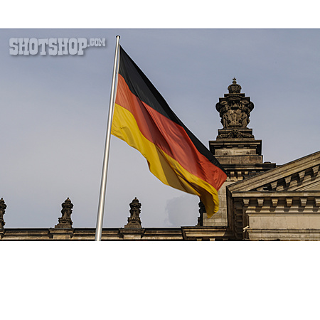 
                Deutschlandflagge, Reichstagsgebäude                   