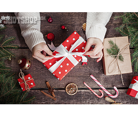 
                Weihnachtsgeschenk, Verpacken, Geschenkschleife                   