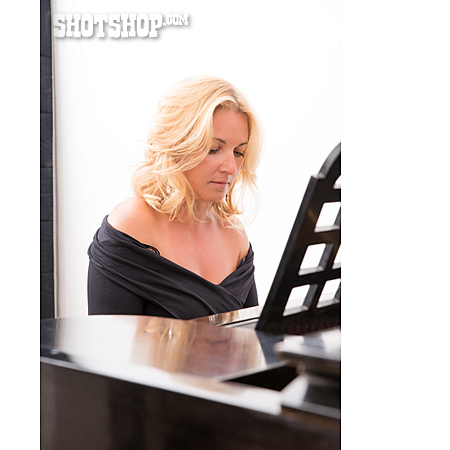 
                Lady, Classic, Play Piano                   