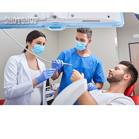 
                Behandlung, Zahnarztpraxis, Zahnärztin                   