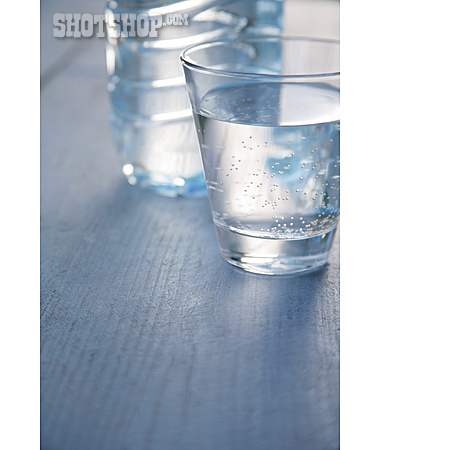 
                Mineralwasser, Trinkglas                   