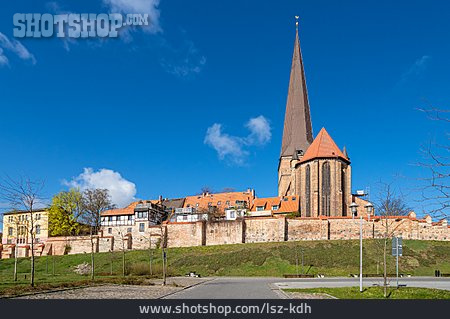 
                Stadtmauer, Petrikirche, Rostock                   