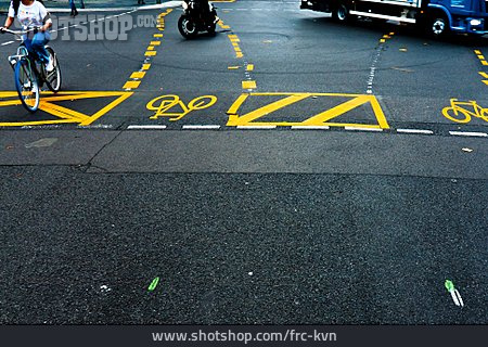 
                Fahrradspur, Straßenverkehr, Fahrbahnmarkierung                   
