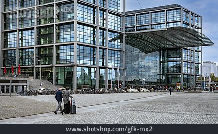 
                Berlin, Hauptbahnhof, Reisende                   