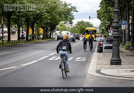 
                Berlin, Radfahren, Radfahrerin, Busspur                   