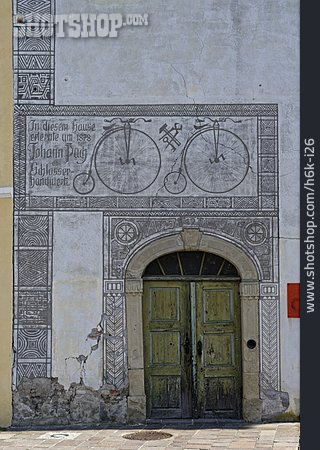 
                Fassadenmalerei, Bad Radkersburg, Puch-gedenkstätte                   