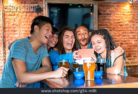 
                Bar, Freunde, Selfie                   