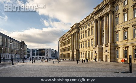 
                Schlossplatz, Neuer Marstall, Staatsratsgebäude                   