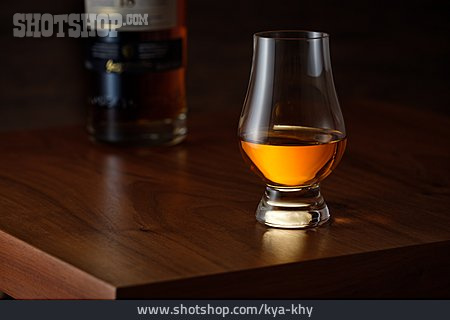 
                Spirituose, Whiskey, Alkoholisches Getränk                   
