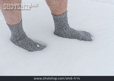 
                Schnee, Socken, Kneippen                   