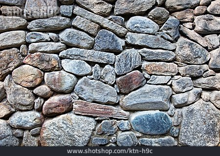 
                Bruchsteinmauer                   