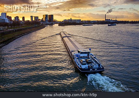 
                Düsseldorf, Rhein, Transportschiff                   