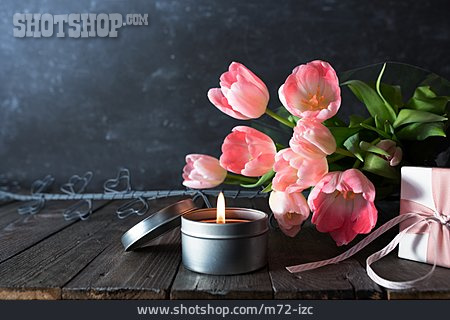 
                Tulpenstrauß, Muttertag, Kerzenlicht                   
