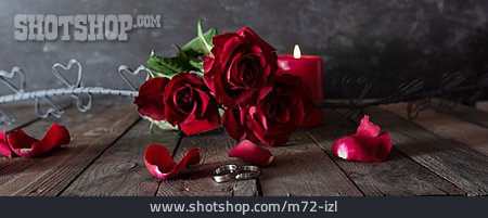 
                Hochzeit, Ringe, Rote Rosen                   