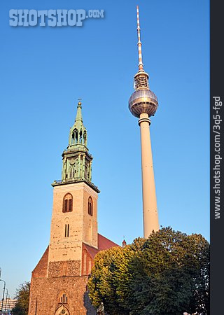 
                Fernsehturm, Marienkirche                   