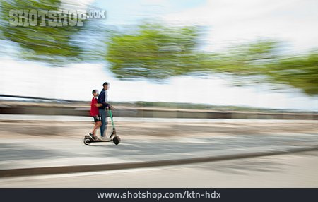 
                Fortbewegung, Geschwindigkeit, Freunde, E-scooter                   