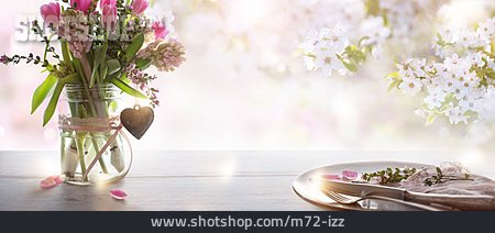 
                Frühling, Tischgedeck, Blumenstrauss                   
