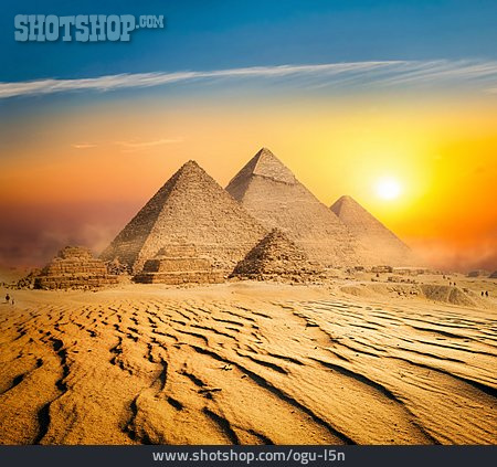 
                Sonnenuntergang, Königsgrab, Pyramiden Von Gizeh                   