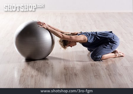 
                Dehnen, Gymnastikball, Rückenübung                   