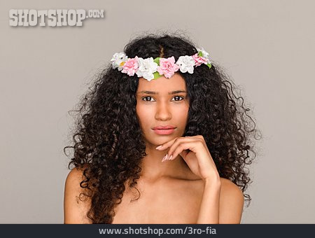 
                Junge Frau, Blumenkranz, Lockige Haare                   