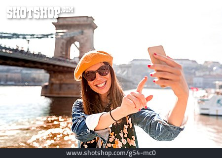 
                Städtereise, Fotografieren, Smartphone, Touristin, Selfie                   