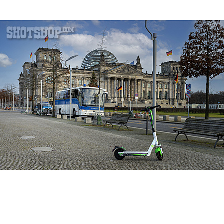 
                Berlin, Reichstagsgebäude, E-scooter                   