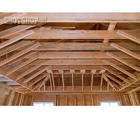 
                Dachgeschoss, Holzbalken, Holzstruktur, Gebälk                   