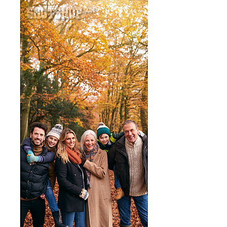 
                Familie, Generationen, Herbstspaziergang, Gruppenbild                   