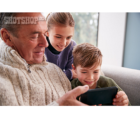 
                Großvater, Zuhause, Smartphone, Enkelkinder                   