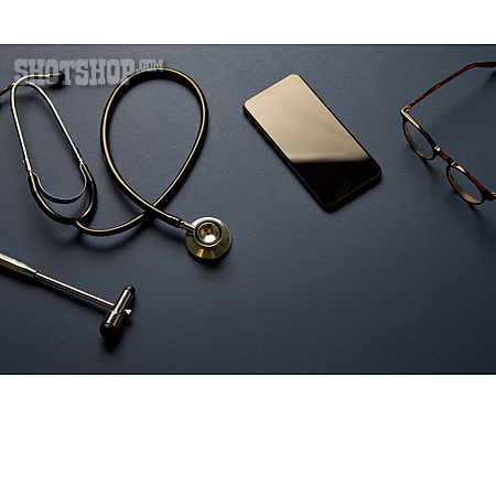 
                Brille, Stethoskop, Smartphone, Reflexhammer                   