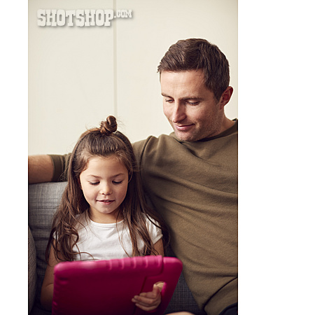 
                Vater, Zuhause, Tochter, Aufsicht, Online, Tablet-pc                   