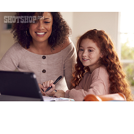 
                Mutter, Tochter, Gemeinsam, Online, Hausaufgaben                   
