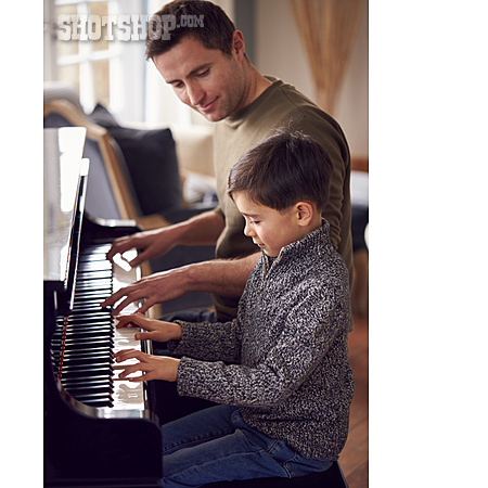 
                Kindheit, Klavierunterricht, Klavierspielen                   