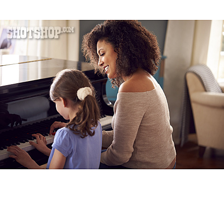 
                Mädchen, Klavierunterricht, Klavierlehrerin                   